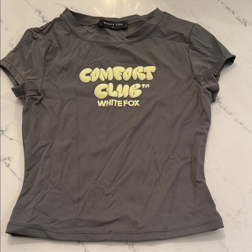 White Fox Comfort Club fitted tee size xs